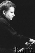 24.11.2000, Kalisz, Polska.
27. Międzynarodowy Festiwal Pianistów Jazzowych. Występ Janusz Skowron Quartet. Na zdjęciu pianista Janusz Skowron.
Fot. Stanisław Kulawiak, zbiory Ośrodka KARTA