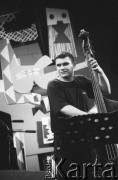 24.11.2000, Kalisz, Polska.
27. Międzynarodowy Festiwal Pianistów Jazzowych. Występ Michal Tokaj Trio i Grzegorza Karnasa. Na zdjęciu basista Sławomir Kurkiewicz.
Fot. Stanisław Kulawiak, zbiory Ośrodka KARTA