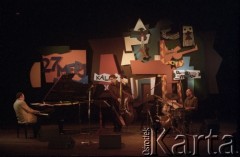 25.11.2000, Kalisz, Polska.
27. Międzynarodowy Festiwal Pianistów Jazzowych. Na zdjęciu Harris Simon, Adam Cegielski, Marcin Jahr.
Fot. Stanisław Kulawiak, zbiory Ośrodka KARTA
