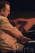 25.11.2000, Kalisz, Polska.
27. Międzynarodowy Festiwal Pianistów Jazzowych. Na zdjęciu pianista Harris Simon.
Fot. Stanisław Kulawiak, zbiory Ośrodka KARTA