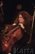 26.11.2000, Kalisz, Polska.
27. Międzynarodowy Festiwal Pianistów Jazzowych. Orkiestra Filharmonii Kaliskiej, na zdjęciu wiolonczelistka.
Fot. Stanisław Kulawiak, zbiory Ośrodka KARTA