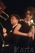 26.11.2000, Kalisz, Polska.
27. Międzynarodowy Festiwal Pianistów Jazzowych. Na zdjęciu Ewa Uryga i Orkiestra Filharmonii Kaliskiej (dyrygent Tadeusz Wicherek).
Fot. Stanisław Kulawiak, zbiory Ośrodka KARTA