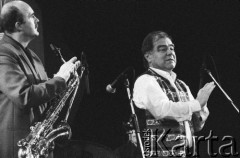 24.11.2000, Kalisz, Polska.
27. Międzynarodowy Festiwal Pianistów Jazzowych. Występ Jazz Band Ball Orchestra. Na zdjęciu: Jan Kudyk, Marek Michalak.
Fot. Stanisław Kulawiak, zbiory Ośrodka KARTA