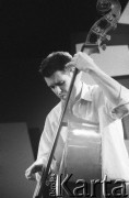 24.11.2000, Kalisz, Polska.
27. Międzynarodowy Festiwal Pianistów Jazzowych. Występ Julian Joseph Acoustic Trio. Na zdjęciu basista i kompozytor Orlando Le Fleming.
Fot. Stanisław Kulawiak, zbiory Ośrodka KARTA