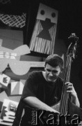 24.11.2000, Kalisz, Polska.
27. Międzynarodowy Festiwal Pianistów Jazzowych. Występ Michal Tokaj Trio i Grzegorza Karnasa. Na zdjęciu basista Sławomir Kurkiewicz.
Fot. Stanisław Kulawiak, zbiory Ośrodka KARTA