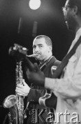 30.11.2001, Kalisz, Polska.
28. Międzynarodowy Festiwal Pianistów Jazzowych. Występ Mike Russell & Levandek's Funky Team. Na zdjęciu saksofonista Renee Decker oraz gitarzysta i wokalista Mike Russell.
Fot. Stanisław Kulawiak, zbiory Ośrodka KARTA