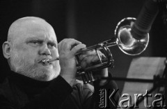 30.11.2001, Kalisz, Polska.
28. Międzynarodowy Festiwal Pianistów Jazzowych. Na zdjęciu trębacz Andrzej Przybielski.
Fot. Stanisław Kulawiak, zbiory Ośrodka KARTA