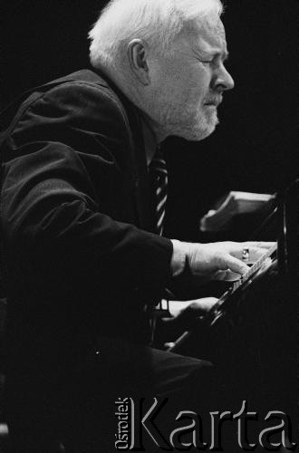 30.11.2001, Kalisz, Polska.
28. Międzynarodowy Festiwal Pianistów Jazzowych. Na zdjęciu pianista Janusz Szprot.
Fot. Stanisław Kulawiak, zbiory Ośrodka KARTA