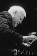 30.11.2001, Kalisz, Polska.
28. Międzynarodowy Festiwal Pianistów Jazzowych. Na zdjęciu pianista Janusz Szprot.
Fot. Stanisław Kulawiak, zbiory Ośrodka KARTA