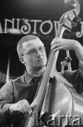 01.12.2001, Kalisz, Polska.
28. Międzynarodowy Festiwal Pianistów Jazzowych. Występ Sławomir Jaskulke Trio; Na zdjęciu kontrabasista Piotr Lemańczyk.
Fot. Stanisław Kulawiak, zbiory Ośrodka KARTA
