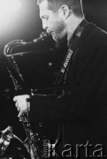 01.12.2001, Kalisz, Polska.
28. Międzynarodowy Festiwal Pianistów Jazzowych. Występ Sławomir Jaskulke Trio; Na zdjęciu saksofonista Maciej Sikała.
Fot. Stanisław Kulawiak, zbiory Ośrodka KARTA