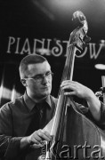 01.12.2001, Kalisz, Polska.
28. Międzynarodowy Festiwal Pianistów Jazzowych. Występ Sławomir Jaskulke Trio; Na zdjęciu kontrabasista Piotr Lemańczyk.
Fot. Stanisław Kulawiak, zbiory Ośrodka KARTA