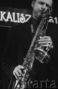 01.12.2001, Kalisz, Polska.
28. Międzynarodowy Festiwal Pianistów Jazzowych. Występ Sławomir Jaskulke Trio; Na zdjęciu saksofonista Maciej Sikała.
Fot. Stanisław Kulawiak, zbiory Ośrodka KARTA