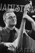 01.12.2001, Kalisz, Polska.
28. Międzynarodowy Festiwal Pianistów Jazzowych. Występ Sławomir Jaskulke Trio; Na zdjęciu kontrabasista Piotr Lemańczyk.
Fot. Stanisław Kulawiak, zbiory Ośrodka KARTA