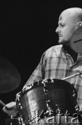 01.12.2001, Kalisz, Polska.
28. Międzynarodowy Festiwal Pianistów Jazzowych. Występ Sławomir Jaskulke Trio; Na zdjęciu perkusista Tomasz Sowiński.
Fot. Stanisław Kulawiak, zbiory Ośrodka KARTA