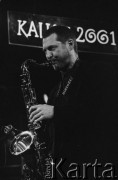 01.12.2001, Kalisz, Polska.
28. Międzynarodowy Festiwal Pianistów Jazzowych. Występ Sławomir Jaskulke Trio; Na zdjęciu saksofonista Maciej Sikała.
Fot. Stanisław Kulawiak, zbiory Ośrodka KARTA