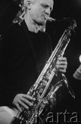 01.12.2001, Kalisz, Polska.
28. Międzynarodowy Festiwal Pianistów Jazzowych. Występ Randy Brecker Band, na zdjęciu saksofonista Andrzej Olejniczak.
Fot. Stanisław Kulawiak, zbiory Ośrodka KARTA