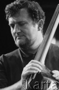 01.12.2001, Kalisz, Polska.
28. Międzynarodowy Festiwal Pianistów Jazzowych. Występ Artur Dutkiewicz Hendrix Piano, na zdjęciu kontrabasista Andrzej Cudzich.
Fot. Stanisław Kulawiak, zbiory Ośrodka KARTA