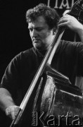 01.12.2001, Kalisz, Polska.
28. Międzynarodowy Festiwal Pianistów Jazzowych. Występ Artur Dutkiewicz Hendrix Piano, na zdjęciu kontrabasista Andrzej Cudzich.
Fot. Stanisław Kulawiak, zbiory Ośrodka KARTA