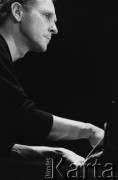 01.12.2001, Kalisz, Polska.
28. Międzynarodowy Festiwal Pianistów Jazzowych. Występ Artur Dutkiewicz Hendrix Piano, na zdjęciu pianista Artur Dutkiewicz.
Fot. Stanisław Kulawiak, zbiory Ośrodka KARTA