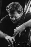 01.12.2001, Kalisz, Polska.
28. Międzynarodowy Festiwal Pianistów Jazzowych. Występ Artur Dutkiewicz Hendrix Piano, na zdjęciu kontrabasista Andrzej Cudzich.
Fot. Stanisław Kulawiak, zbiory Ośrodka KARTA