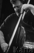 01.12.2001, Kalisz, Polska.
28. Międzynarodowy Festiwal Pianistów Jazzowych. Występ Artur Dutkiewicz Hendrix Piano, na zdjęciu kontrabasista Andrzej Cudzich.
Fot. Stanisław Kulawiak, zbiory Ośrodka KARTA