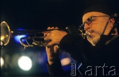 01.12.2001, Kalisz, Polska.
28. Międzynarodowy Festiwal Pianistów Jazzowych. Występ Randy Brecker Band, na zdjęciu trębacz Randy Brecker.
Fot. Stanisław Kulawiak, zbiory Ośrodka KARTA