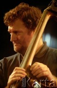 01.12.2001, Kalisz, Polska.
28. Międzynarodowy Festiwal Pianistów Jazzowych. Występ Artur Dutkiewicz Hendrix Piano, na zdjęciu kontrabasista Andrzej Cudzich.
Fot. Stanisław Kulawiak, zbiory Ośrodka KARTA
