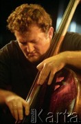 01.12.2001, Kalisz, Polska.
28. Międzynarodowy Festiwal Pianistów Jazzowych. Występ Artur Dutkiewicz Hendrix Piano, na zdjęciu kontrabasista Andrzej Cudzich.
Fot. Stanisław Kulawiak, zbiory Ośrodka KARTA