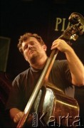 01.12.2001, Kalisz, Polska.
28. Międzynarodowy Festiwal Pianistów Jazzowych. Występ Artur Dutkiewicz Hendrix Piano, na zdjęciu kontrabasista Andrzej Cudzich.
Fot. Stanisław Kulawiak, zbiory Ośrodka KARTA