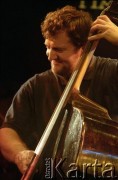 01.12.2001, Kalisz, Polska.
28. Międzynarodowy Festiwal Pianistów Jazzowych. Występ Artur Dutkiewicz Hendrix Piano, na zdjęciu kontrabasista Andrzej Cudzich.
Fot. Stanisław Kulawiak, zbiory Ośrodka KARTA