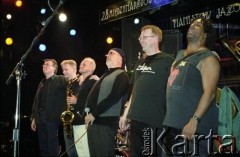 01.12.2001, Kalisz, Polska.
28. Międzynarodowy Festiwal Pianistów Jazzowych. Występ Randy Brecker Band, na zdjęciu od lewej: Krzysztof Zawadzki, Marcin Pospieszalski, Andrzej Olejniczak, Jim Beard, Hiram Bullock, Randy Brecker.
Fot. Stanisław Kulawiak, zbiory Ośrodka KARTA