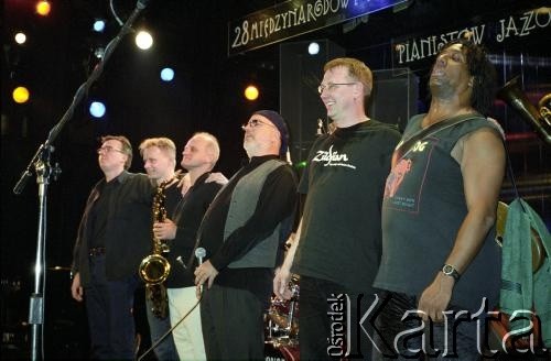 01.12.2001, Kalisz, Polska.
28. Międzynarodowy Festiwal Pianistów Jazzowych. Występ Randy Brecker Band, na zdjęciu od lewej: Krzysztof Zawadzki, Marcin Pospieszalski, Andrzej Olejniczak, Jim Beard, Hiram Bullock, Randy Brecker.
Fot. Stanisław Kulawiak, zbiory Ośrodka KARTA
