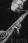 02.12.2001, Kalisz, Polska.
28. Międzynarodowy Festiwal Pianistów Jazzowych. Występ Wojciech Majewski Quintet, na zdjęciu saksofonista Tomasz Szukalski.
Fot. Stanisław Kulawiak, zbiory Ośrodka KARTA