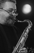 02.12.2001, Kalisz, Polska.
28. Międzynarodowy Festiwal Pianistów Jazzowych. Występ Wojciech Majewski Quintet, na zdjęciu saksofonista Tomasz Szukalski.
Fot. Stanisław Kulawiak, zbiory Ośrodka KARTA