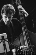 02.12.2001, Kalisz, Polska.
28. Międzynarodowy Festiwal Pianistów Jazzowych. Występ Wojciech Majewski Quintet, na zdjęciu kontrabasista Paweł Pańta.
Fot. Stanisław Kulawiak, zbiory Ośrodka KARTA