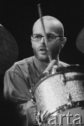 02.12.2001, Kalisz, Polska.
28. Międzynarodowy Festiwal Pianistów Jazzowych. Występ Wojciech Majewski Quintet, na zdjęciu perkusista Marcin Jahr.
Fot. Stanisław Kulawiak, zbiory Ośrodka KARTA