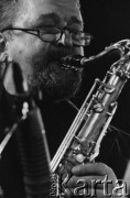 02.12.2001, Kalisz, Polska.
28. Międzynarodowy Festiwal Pianistów Jazzowych. Występ Wojciech Majewski Quintet, na zdjęciu saksofonista Tomasz Szukalski.
Fot. Stanisław Kulawiak, zbiory Ośrodka KARTA