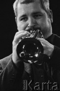 02.12.2001, Kalisz, Polska.
28. Międzynarodowy Festiwal Pianistów Jazzowych. Występ Wojciech Majewski Quintet, na zdjęciu trębacz Robert Majewski.
Fot. Stanisław Kulawiak, zbiory Ośrodka KARTA