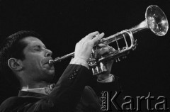 02.12.2001, Kalisz, Polska.
28. Międzynarodowy Festiwal Pianistów Jazzowych. Występ Alex Wilson Quintet, na zdjęciu Paul Jayasinha.
Fot. Stanisław Kulawiak, zbiory Ośrodka KARTA