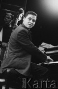 02.12.2001, Kalisz, Polska.
28. Międzynarodowy Festiwal Pianistów Jazzowych. Występ Alex Wilson Quintet, na zdjęciu Alex Wilson i Neville Malcolm (w głębi).
Fot. Stanisław Kulawiak, zbiory Ośrodka KARTA