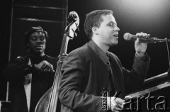 02.12.2001, Kalisz, Polska.
28. Międzynarodowy Festiwal Pianistów Jazzowych. Występ Alex Wilson Quintet, na zdjęciu Alex Wilson i Neville Malcolm (w głębi).
Fot. Stanisław Kulawiak, zbiory Ośrodka KARTA