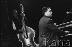 02.12.2001, Kalisz, Polska.
28. Międzynarodowy Festiwal Pianistów Jazzowych. Występ Alex Wilson Quintet, na zdjęciu Alex Wilson i Neville Malcolm (w głębi).
Fot. Stanisław Kulawiak, zbiory Ośrodka KARTA