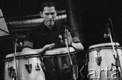 02.12.2001, Kalisz, Polska.
28. Międzynarodowy Festiwal Pianistów Jazzowych. Występ Alex Wilson Quintet, na zdjęciu Jorge Posada.
Fot. Stanisław Kulawiak, zbiory Ośrodka KARTA