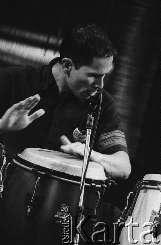 02.12.2001, Kalisz, Polska.
28. Międzynarodowy Festiwal Pianistów Jazzowych. Występ Alex Wilson Quintet, na zdjęciu Jorge Posada.
Fot. Stanisław Kulawiak, zbiory Ośrodka KARTA