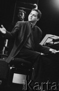 02.12.2001, Kalisz, Polska.
28. Międzynarodowy Festiwal Pianistów Jazzowych. Występ Alex Wilson Quintet, na zdjęciu Alex Wilson i Neville Malcolm (w głębi).
Fot. Stanisław Kulawiak, zbiory Ośrodka KARTA