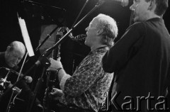 02.12.2001, Kalisz, Polska.
28. Międzynarodowy Festiwal Pianistów Jazzowych. Na zdjęciu Paul McCandless i Gunter Wehinger, w głębi pianista Art Lande.
Fot. Stanisław Kulawiak, zbiory Ośrodka KARTA
