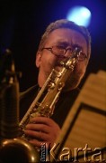 02.12.2001, Kalisz, Polska.
28. Międzynarodowy Festiwal Pianistów Jazzowych. Występ Wojciech Majewski Quintet, na zdjęciu saksofonista Tomasz Szukalski.
Fot. Stanisław Kulawiak, zbiory Ośrodka KARTA