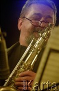 02.12.2001, Kalisz, Polska.
28. Międzynarodowy Festiwal Pianistów Jazzowych. Występ Wojciech Majewski Quintet, na zdjęciu saksofonista Tomasz Szukalski.
Fot. Stanisław Kulawiak, zbiory Ośrodka KARTA