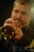02.12.2001, Kalisz, Polska.
28. Międzynarodowy Festiwal Pianistów Jazzowych. Występ Wojciech Majewski Quintet, na zdjęciu trębacz Robert Majewski.
Fot. Stanisław Kulawiak, zbiory Ośrodka KARTA